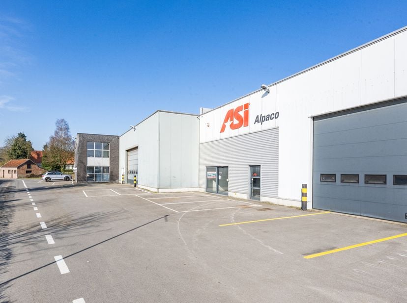 Deze ruime gebouwen, gelegen aan de Wijtschotbaan, liggen +/- 200 meter van het Albertkanaal.&lt;br /&gt;
UNIT 2  Prijs: euro 769.000,00&lt;br /&gt;
Magazijnruimt