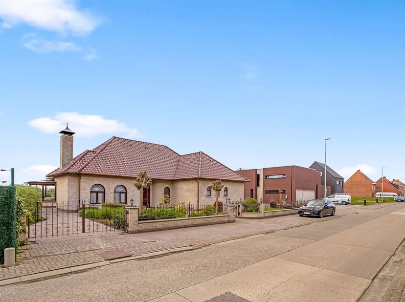 Deze ruime woning gelegen in Arendonk is gebouwd in 1999. De grond links van de woning kan mits verkaveling worden opgesplitst in een bouwgrond.&lt;br /&gt;