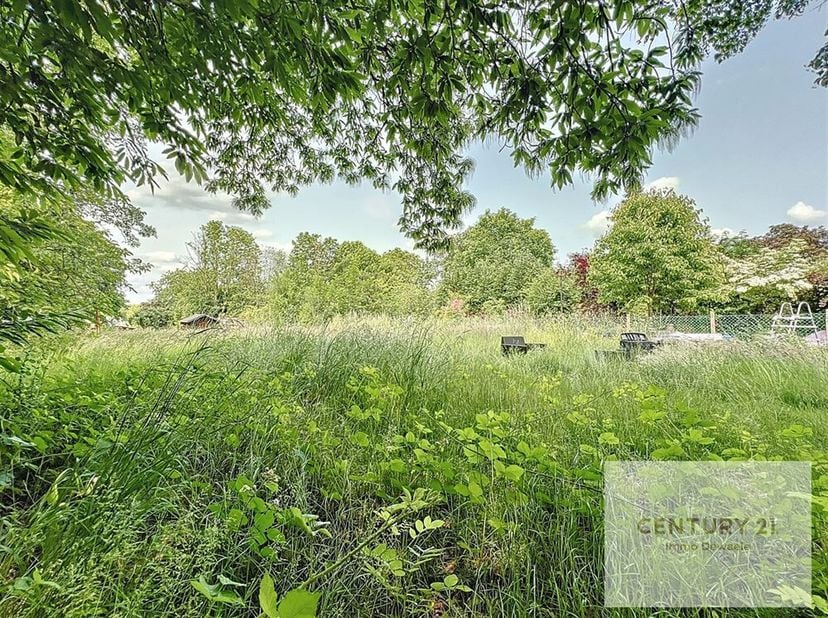 CENTURY 21 Immo Dewaele est ravi de vous présenter ce terrain exceptionnel de 860m² situé à Nivelles, offrant une vaste opportunité pour réaliser votr