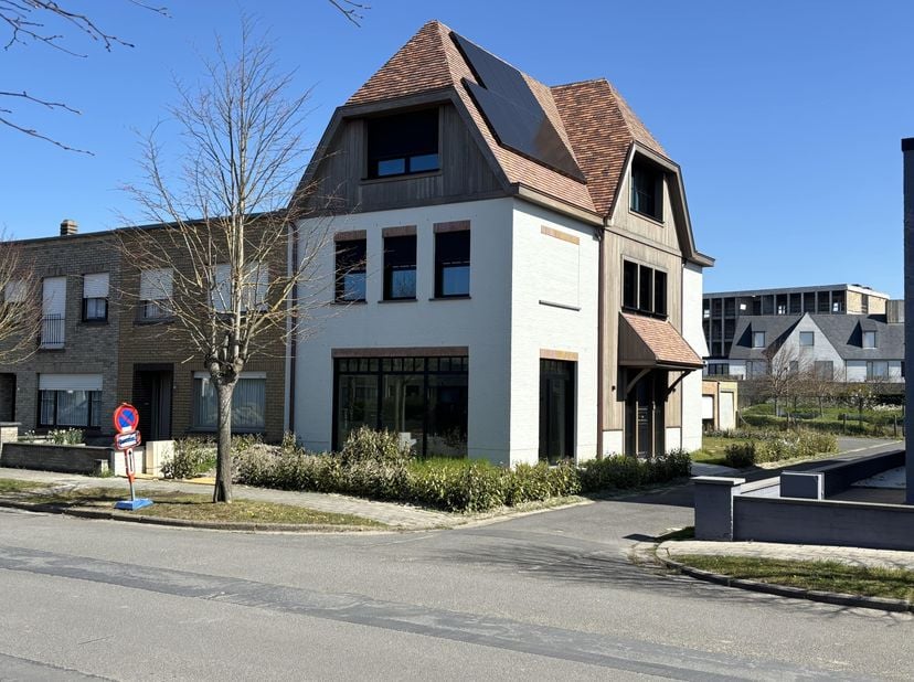 Te huur: Nieuwbouwwoning in een rustige woonwijk in Knokke centrum.&lt;br /&gt;
Deze hoekwoning is uitgerust met alle modern comfort.&lt;br /&gt;
&lt;br /&gt;
Enkele tr