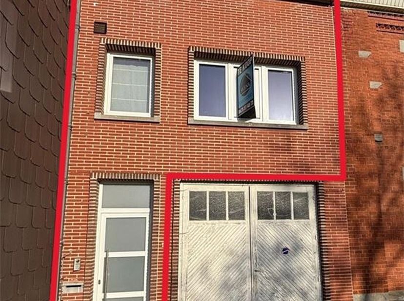 VOLLEDIG GERENOVEERDE WONING MET 3 SLAAPKAMERS EN TERRAS&lt;br /&gt;
Richtprijs: 199.000 euro&lt;br /&gt;
Deze volledig vernieuwde gesloten bebouwing biedt een pe