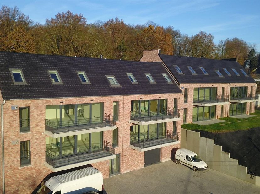 Locatie :&lt;br /&gt;
 Gelegen aan de ingang van het dorp Faux met vrij uitzicht over het omliggende platteland, profiteert dit gebouw van een zeer snelle t