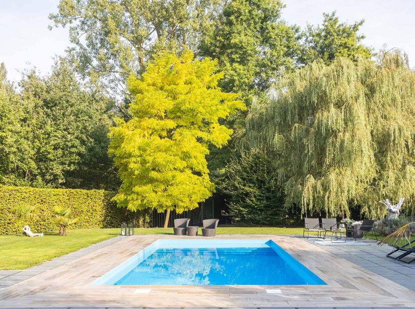 Cette belle propriété, situé à Herzele, a été entièrement rénovée et offre une généreuse surface habitable de 350 m². La propriété dispose d&#039;un beau j