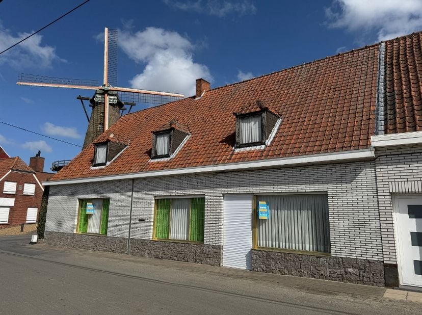 Deze heel rustig gelegen ruime woonst - naast de muizelmolen -  (243 m² bruikbare oppervlakte, volgens EPC) zal na een kleine upgrade U verrassen met
