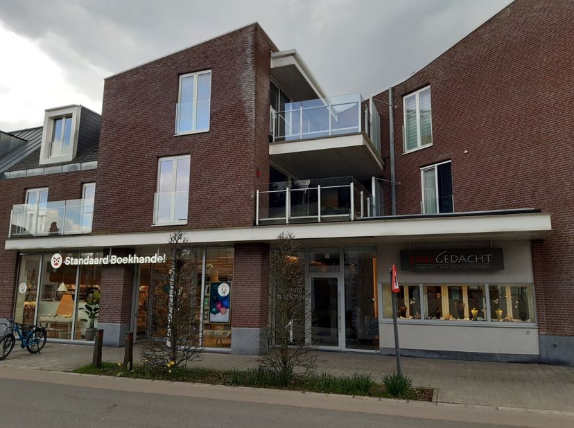 In centrum De Pinte, treffen we dit exceptioneel appartement op de tweede verdieping, met zicht op het Kasteelpark Viteux.&lt;br /&gt;
Bijzonder ruim (130 m