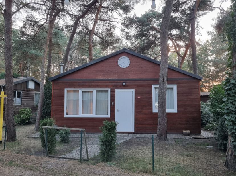 Deze vakantiewoning is gelegen op Parelstrand te Lommel.  De vakantiewoning heeft een ruime leefkamer met open keuken, volledig vernieuwde badkamer, t