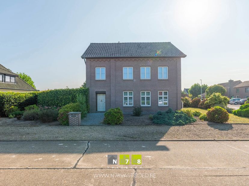 CHARMANTE VRIJSTAANDE WONING MET 3 SLAAPKAMERS OP EEN PERCEEL VAN 6A24CA TE ELEN&lt;br /&gt;
TROEVEN&lt;br /&gt;
- Gelegen dichtbij de Nederlandse grens.&lt;br /&gt;
-
