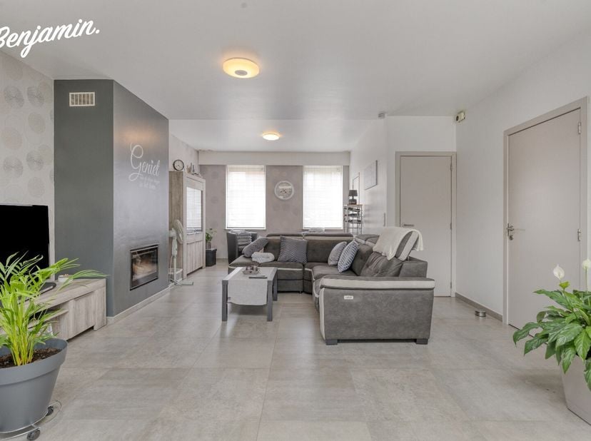 Deze standaard rijwoning in Menen is een prachtige plek om thuis te komen. De woning is gerenoveerd in 2013 en beschikt over een ruime tuin en terras,