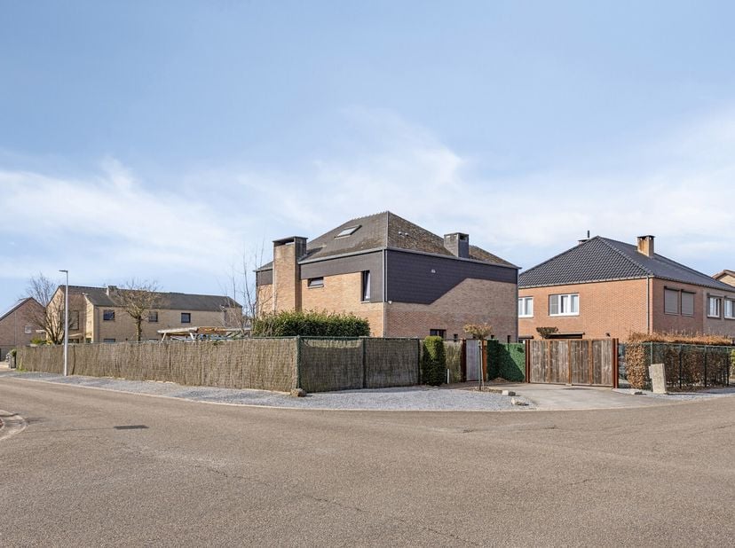 Royale en karaktervolle vrijstaande woning op welgewilde woonlocatie gelegen en op een prachtig perceel van maar liefst 825 m2.&lt;br /&gt;
De woning is ide