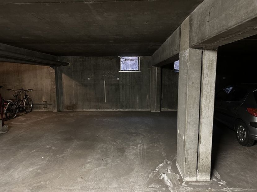 Ondergrondse staanplaats te koop in Mol, gelegen in residentie de VlietIn- en uitrit bevindt zich aan de Bossestraat.Verkoop onder registratie.
