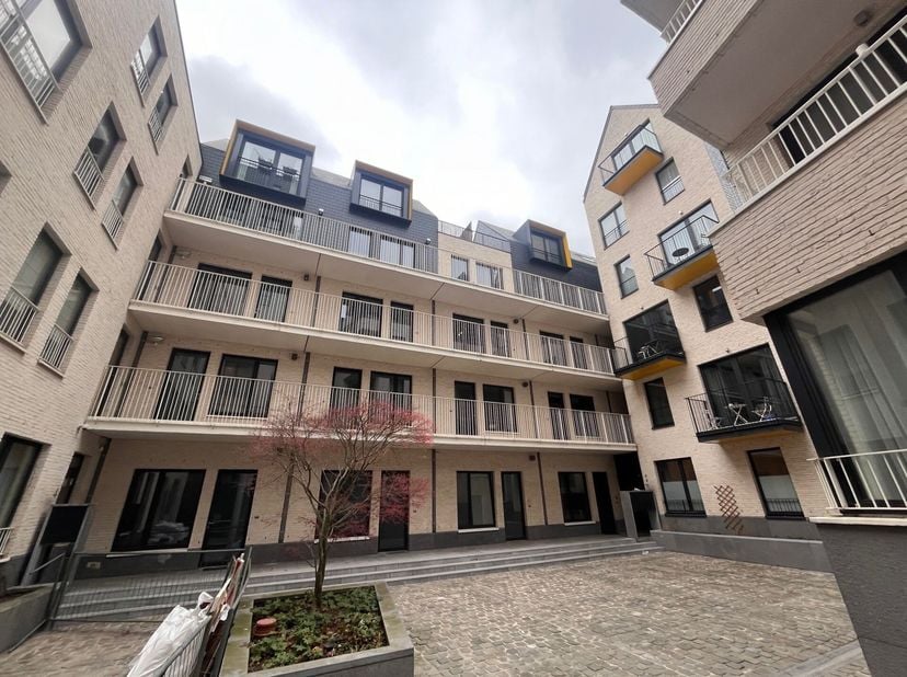 Grand place : Dans un immeuble construit en 2019 studio de 28m², une salle de douche, cave et buanderie Commune.&lt;br /&gt;
Ideal comme investissement .