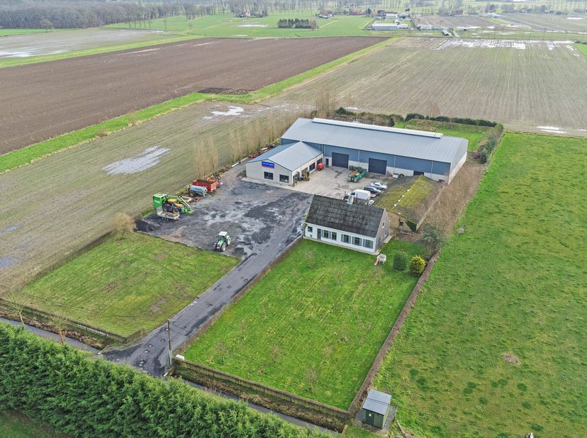 Dit eigendom is gesitueerd in een rustige, groene omgeving, ideaal voor liefhebbers van natuur en rust. Goede bereikbaarheid, met de N49 (Knokke-Aalte