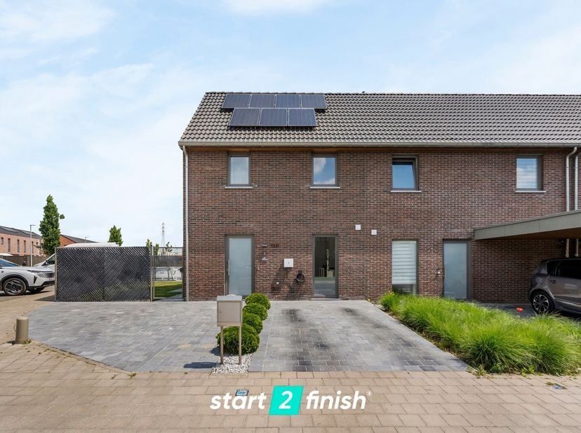 In een rustige, aangename woonwijk bevindt zich deze recente woning uit 2018. Dankzij het uitstekende EPC en de aanwezige zonnepanelen geniet u hier v