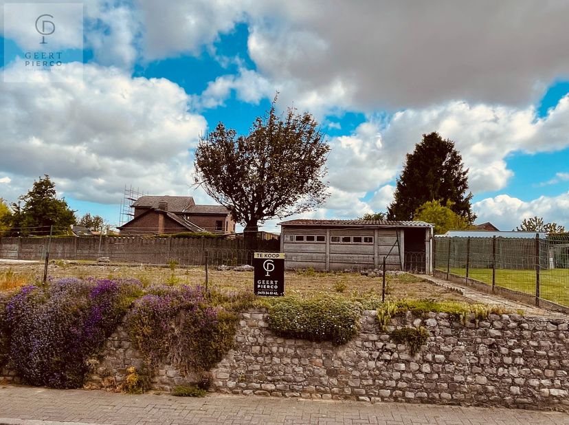 Perceel bouwgrond te koop in de Vredestraat voor open bebouwing&lt;br /&gt;
&lt;br /&gt;
Lot 1: 3are24ca (breedte 20,09 meter, diepte 17,44m)&lt;br /&gt;
&lt;br /&gt;
Rustig