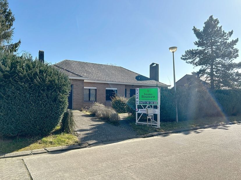 Deels te renoveren laagbouwwoning met 3 slaapkamers, gelegen op een rustig perceel van 755m². Qua indeling omvat deze mooie woonst een inkomhal met ga
