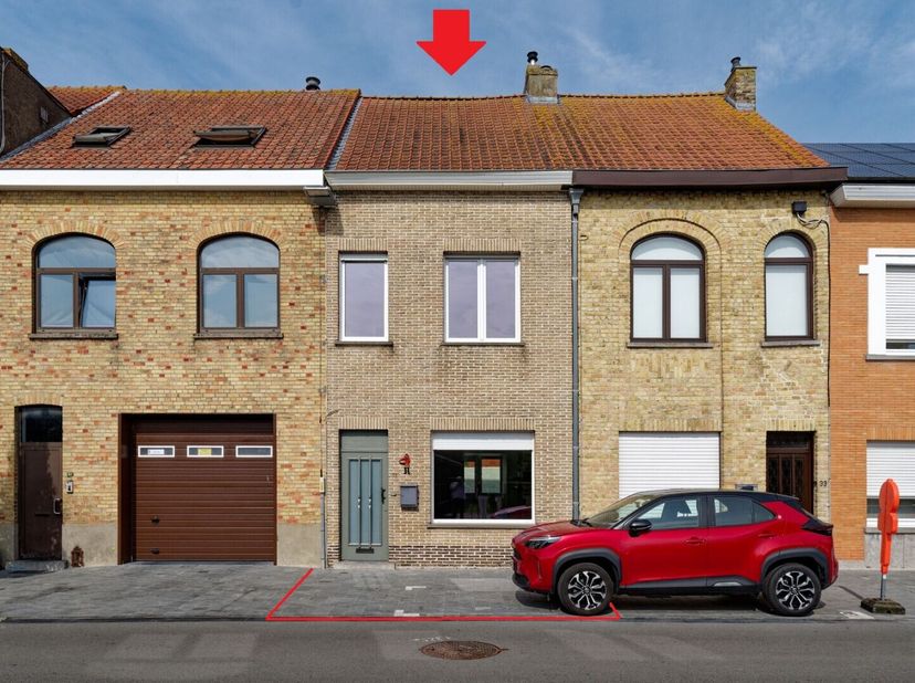 Vernieuwde rijwoning (is momenteel verhuurd), inkom, woon- en eetkamer, open keuken met keramische kookplaat , nieuwe badkamer met bad, wc en lavabo.