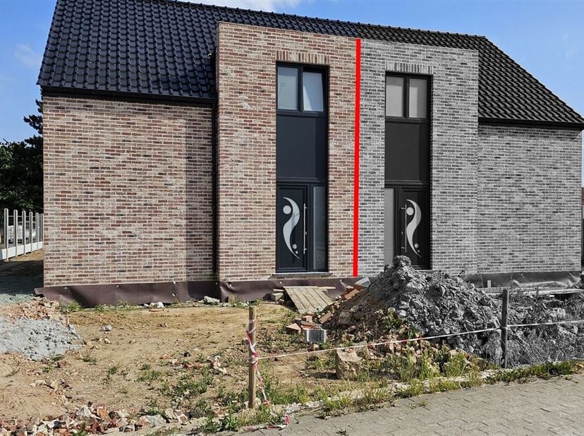 Prix: 162.500 euros, frais d&#039;agence inclus et HORS TVA 21 %.&lt;br /&gt;
Lot de gauche, maison 3 chambres vendue en gros oeuvre couvert fermé et comprenant: