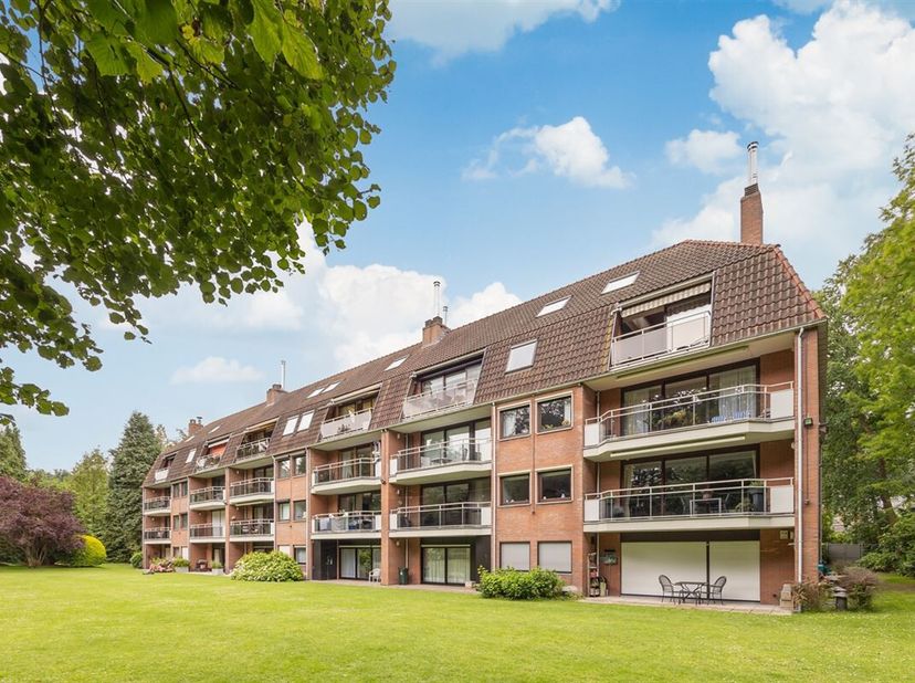 Cet appartement de 250 m² rénové avec goût à Koningshof-Schotenhof se trouve à quelques pas de la boulangerie Dellafaille, de Delhaize et des sentiers