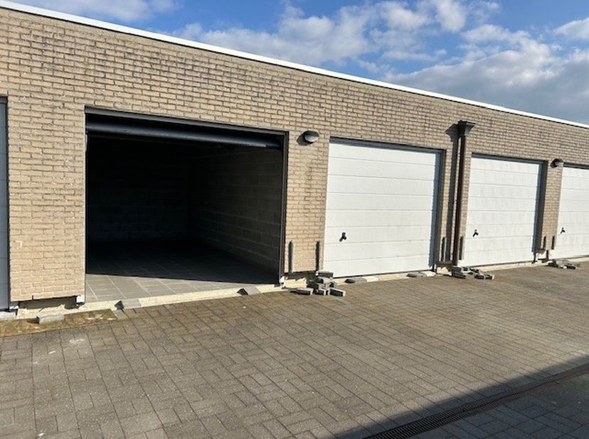 Vlot inrijbare garagebox op enkele passen van de Zeedijk.&lt;br /&gt;
&lt;br /&gt;
Lengte (Box) = 5m 50cm&lt;br /&gt;
Breedte Box) = 2m 90cm&lt;br /&gt;
Breedte (Doorgang) =