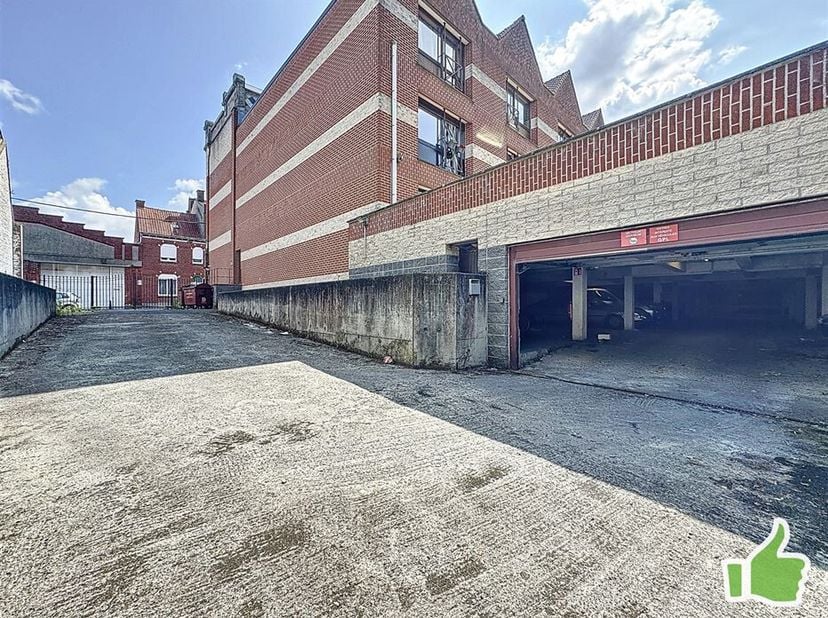 À vendre : places de parking idéalement situées en plein centre-ville de Mouscron, au sein dune résidence récente avec accès sécurisé. Ces emplacement