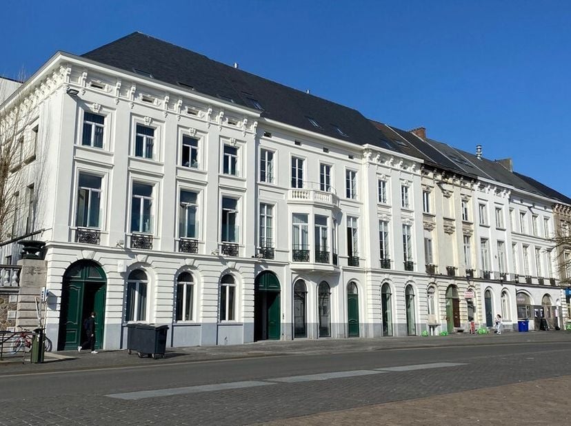 206,5m² winkelruimte op gelijkvloers van recent renovatieproject&lt;br /&gt;
Ligging: in levendige studentenbuurt op het Sint-Pietersplein in Gent, rechtove
