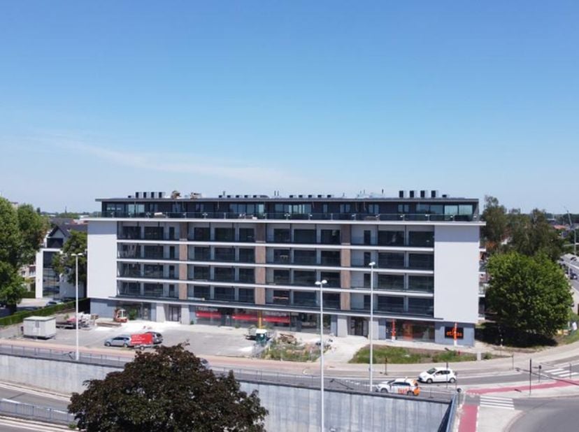 Royaal wonen in de stad, het kan. In het hartje van de stad Sint-Niklaas schuilt een unieke plek. Achter de gevel van dit stoer, iconisch gebouw - gen