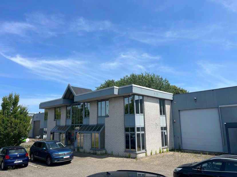 Situé à un emplacement facilement accessible à Herent, cet espace industriel prêt à l&#039;emploi offre une superficie totale denviron 1.214 m². La combina