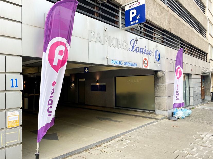 4 autostaanplaatsen te koop nabij Louizalaan&lt;br /&gt;
Châtelain - Perfect gelegen in het hart van de wijk Châtelain, in een beveiligd complex vlakbij de