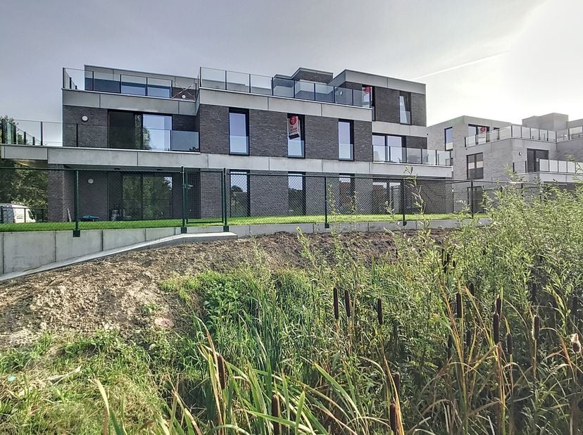 Dit nieuwbouw appartement is gelegen in het woonpark Maria Verbraekenstraat te Burcht. Rustig gelegen aan een bos, nabij het centrum met winkels, hore