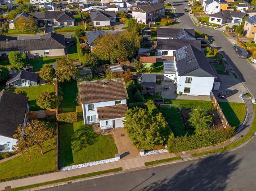 Deze mooie woning in open bebouwing op een perceel van 661m² bevindt zich in een rustige, kindvriendelijke verkaveling nabij het centrum van het lande