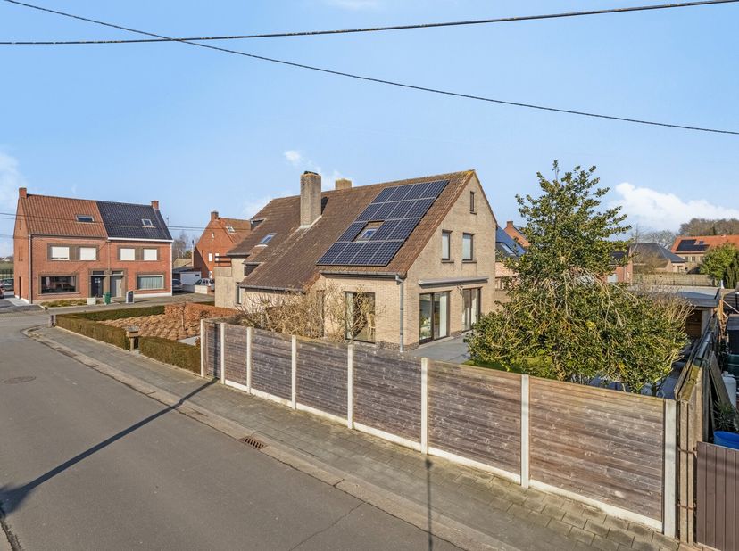 In de Kapellestraat, gelegen in het centrum van Kortemark, treffen we deze verzorgde en alleenstaande woning op een perceel van 566 m². De woning geni