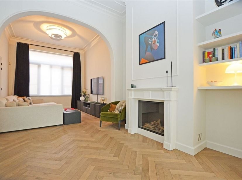 Dit knap pareltje werd volledig gerenoveerd en voorzien van alle luxe en comfort. Doorheen heel de woning is er gewerkt met kwalitatieve, authentieke
