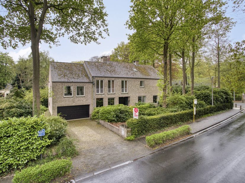 En 1982, cette maison individuelle étonnamment spacieuse située à l&#039;angle de Brieversweg/Puienbroeklaan a été construite sur un terrain de 1 025 m² or