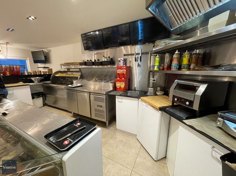 Modern Horecapand - gelegen in een opvallend hoekpand aan de stadsrand van Oostende - gerenoveerd en trendy ingericht als frituur - ingang met automat