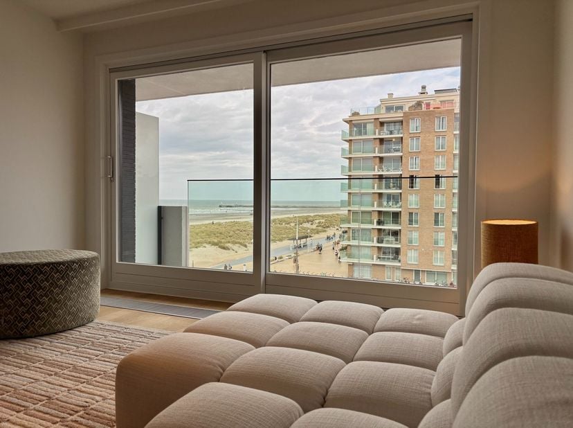 Nieuwpoort-bad, appartement met 3 slaapkamers en zicht op het pittoreske kerkje en de zee met zijn staketsel. Indeling: mooie inkomhal met toegang tot