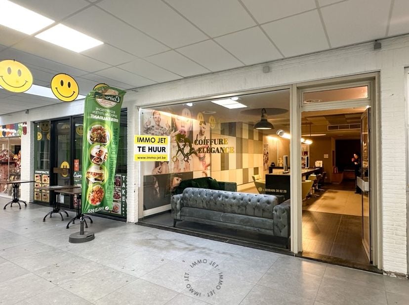 Dit handelspand met zijn gunstige ligging in het centrum van Beveren biedt tal van commerciële mogelijkheden.&lt;br /&gt;
Op  heden is het ingericht als kap