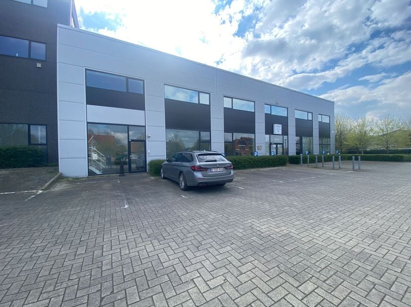 Instapklare kantoren met een oppervlakte van 300 m² te huur nabij de Baron Ruzettelaan (N50) met een vlotte verbinding naar de E40. De kantoorruimte s