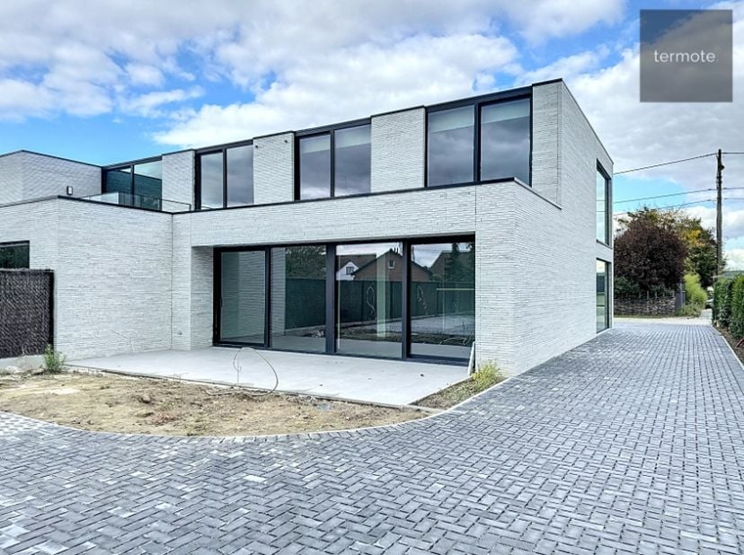 Graag stellen we u deze nieuwbouw kantoorruimte voor met 200 m2 bruikbare oppervlakte &amp; een ideale locatie.&lt;br /&gt;
&lt;br /&gt;
Ontdek de ideale locatie voor
