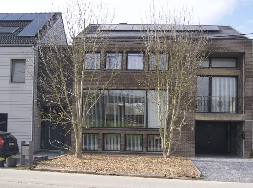 Gezinswoning met 4 slaapkamers, &lt;br /&gt;
&lt;br /&gt;
Ligging &lt;br /&gt;
in een kleine dorpskern (de Bremt)	&lt;br /&gt;
op 2 km van uitrit 24 van de E40 Brussel –Luik&lt;