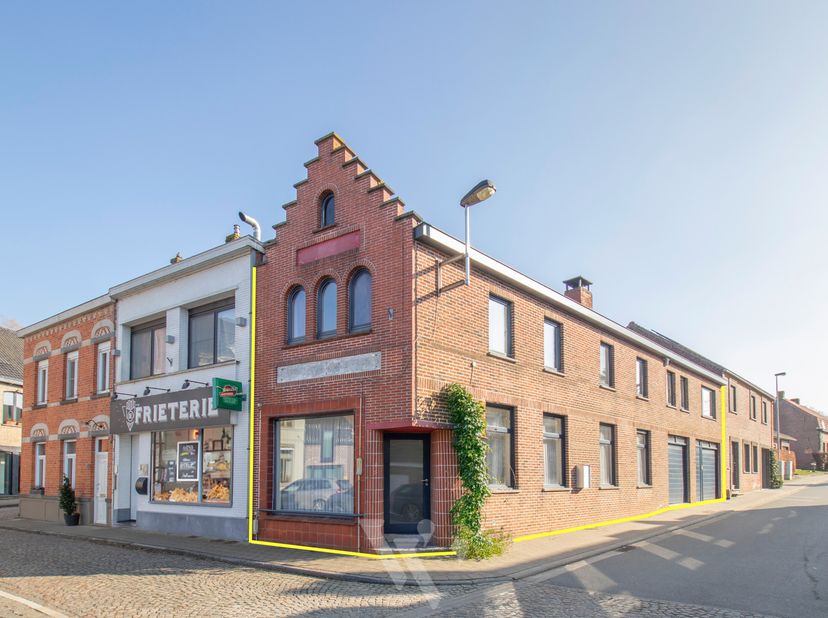 Dit gebouw biedt een unieke combinatie van een handelsruimte en een ruime woonst.&lt;br /&gt;
Gelegen op een hele leuke hoeklocatie aan het pleintje richtin