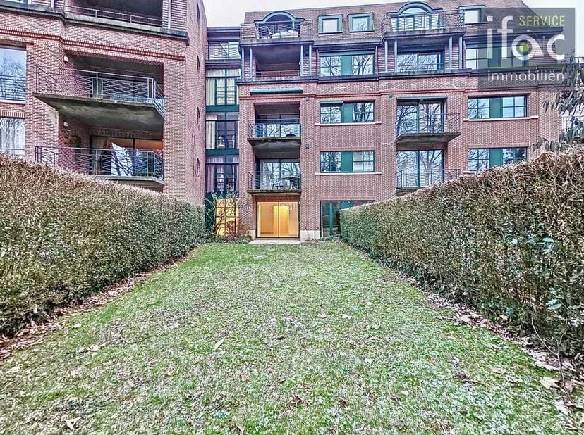 Appartement au rez-de-chaussée idéalement situé avec terrasse et usage privatif du jardin, immeuble bien entretenu avec de beaux jardins communs tout