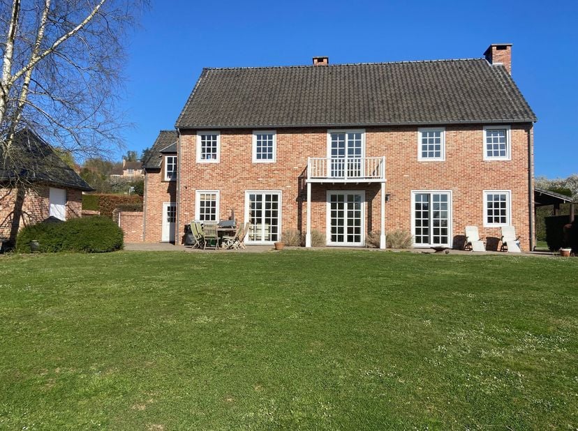 Elégante et spacieuse villa dans le Domaine du Bercuit&lt;br /&gt;
Nichée au cur du prestigieux Domaine du Bercuit, cette superbe villa spacieuse et lumineu
