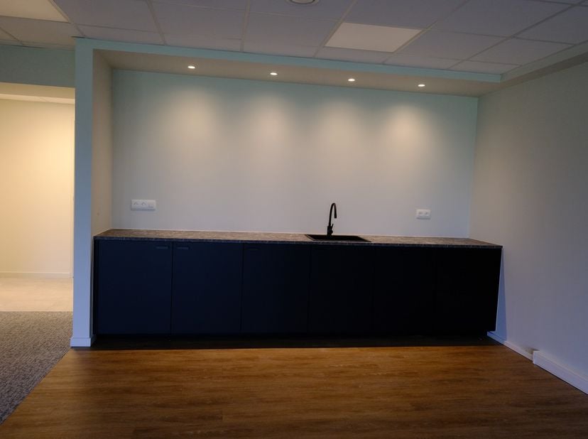 Dit nieuwbouw kantoorruimte van 147m² is gelegen op de eerste verdieping in het complex van Terpentijn.  Het beschikt over een aparte ingang met een b