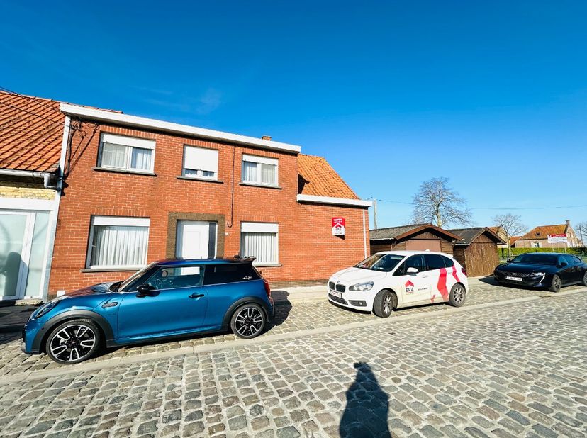 [[ CE BIEN PARTICIPE À LA JOURNÉE MAISONS OUVERTES ERA LE 14/6 DE 9:30 À 10:30 ]] Grande maison jumelée avec garage à Langemark Cette maison étonnamme