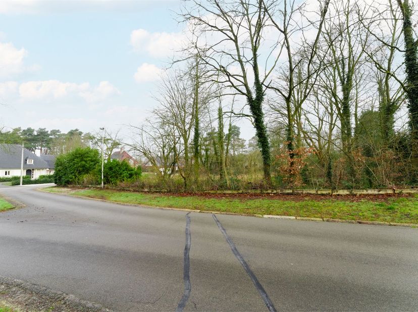 TE KOOP: Prachtig gelegen, unieke bouwgrond in gewilde, rustige residentiële wijk niet ver van de bossen/natuurgebied, de dorpskern van het pittoreske