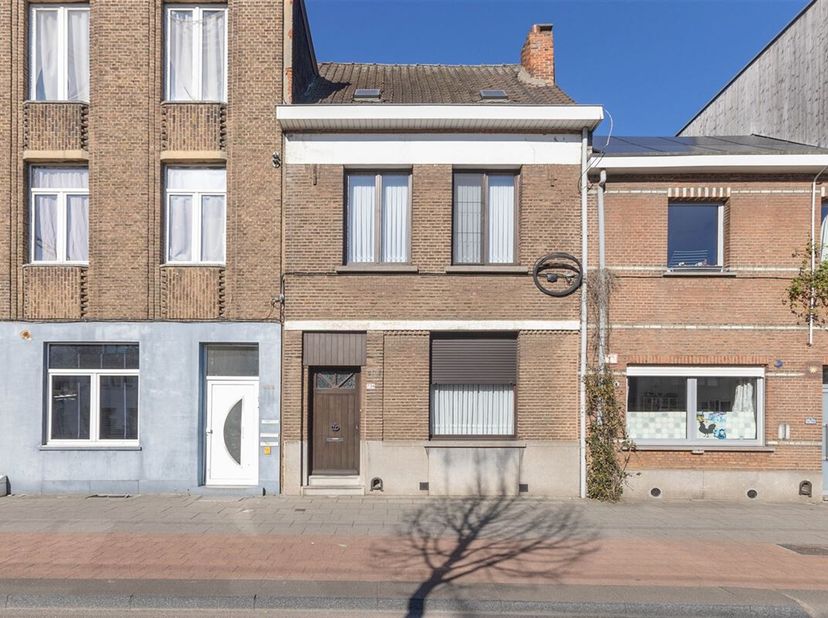 !!IN OPTIE!!Deze rijwoning, nabij openbaar vervoer, tal van winkels en scholen, kan mits wat opfriswerk een echt pareltje worden! &lt;br /&gt;
Indeling:&lt;br