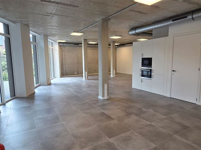 Immeuble commercial ou bureau unique (110 m²) dans une nouvelle résidence conçue par les architectes de DMOA.&lt;br /&gt;
Ce bâtiment remarquable est situé