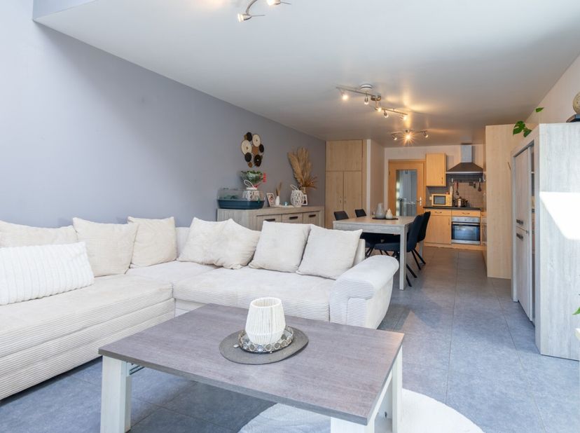 ERA B-LUX vous propose ce charmant duplex de 130 m² situé à Longchamps, à seulement 10 minutes de Bastogne et de ses commodités. Ce bien spacieux et f