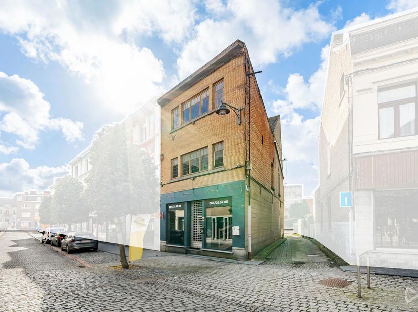 Immeuble commercial mixte situé à 2 pas de la Grand Place d&#039;Ath.&lt;br /&gt;
Il se compose:&lt;br /&gt;
- au rez-&amp;gt; surface commerciale d&#039;environ 75m² et une ca