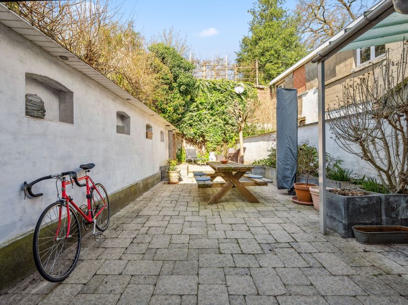 Deze karaktervolle stadswoning, gelegen in de Lombardstraat 24 in het centrum van Tienen, biedt verrassend veel ruimte en een doordachte indeling. Op
